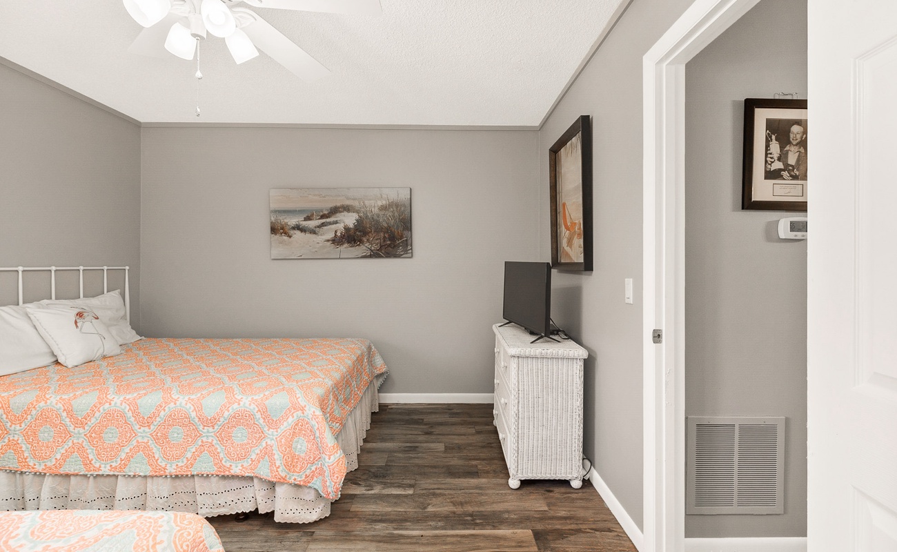 Guest Bedroom with 2 Fulls