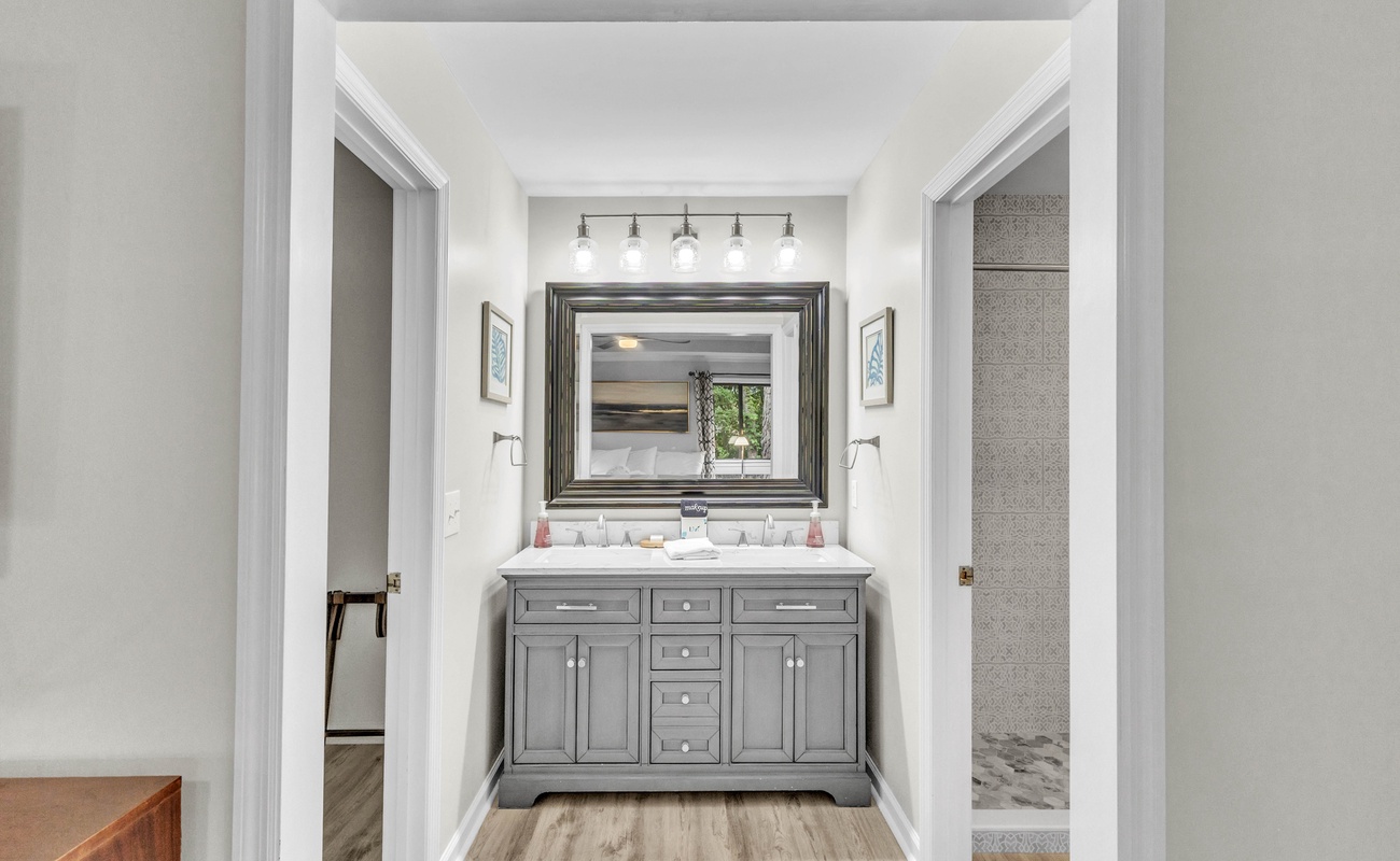 Primary En-Suite Bathroom