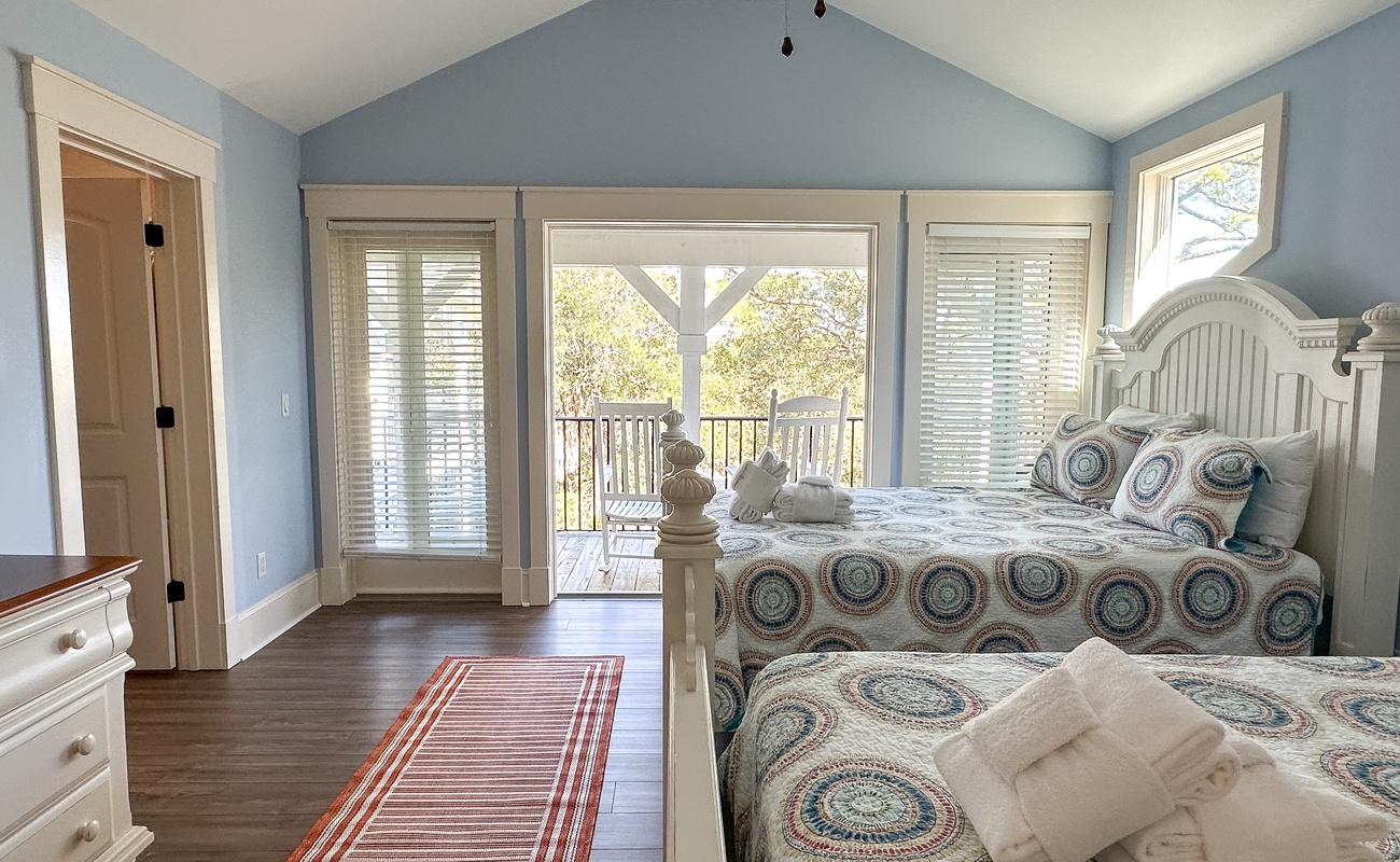 Upstairs Double Queen Suite with Balcony