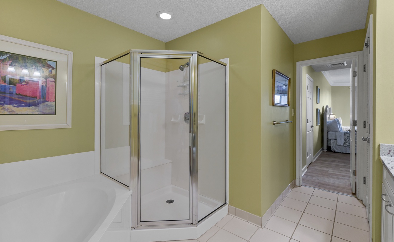 Double Queen Suite Bathroom