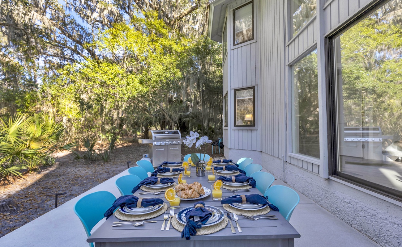 Outdoor Dining Area with Grill