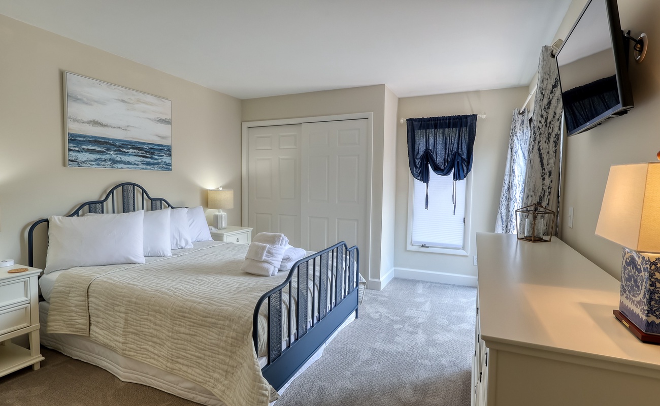 Queen Suite with Shared Balcony