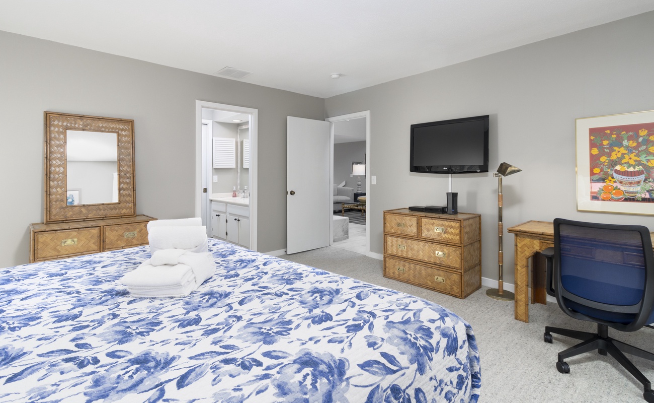 Primary Suite with King Bed and Access to Patio