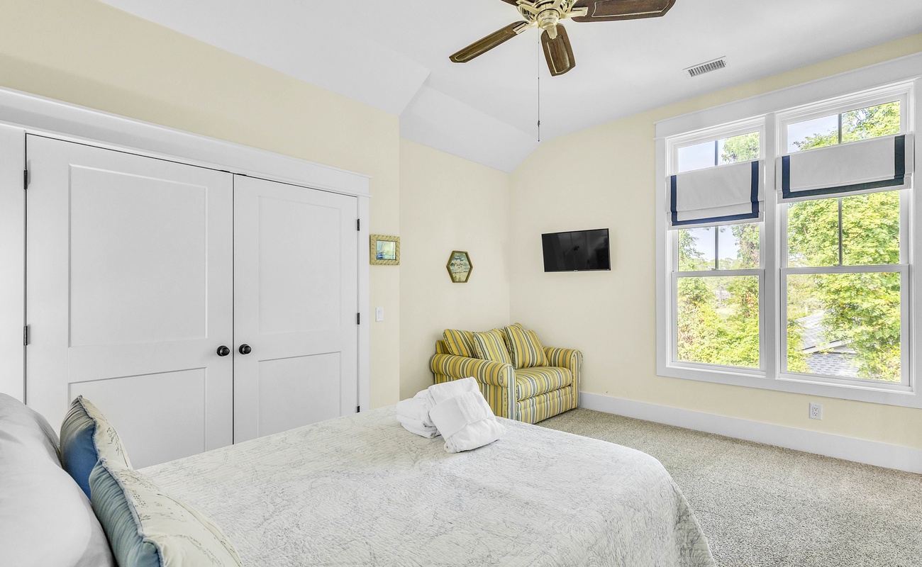 Upstairs Guest Bedroom with Queen Bed and Twin Pull