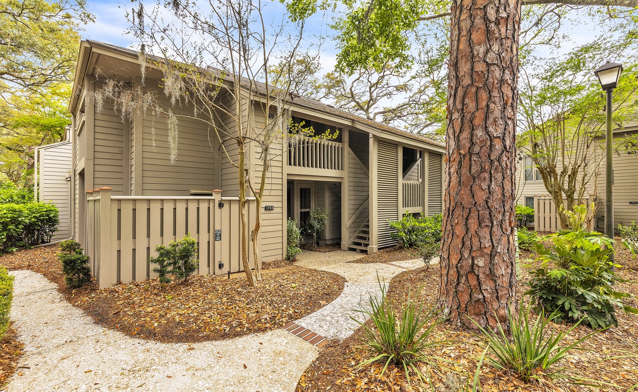 Welcome to 1761 St. Andrew's Common