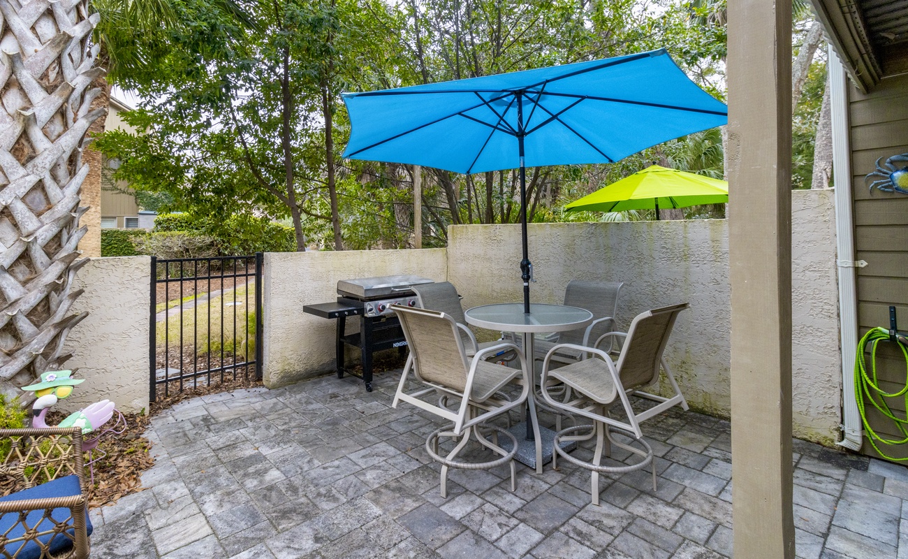 Private Courtyard Patio Close to Pool