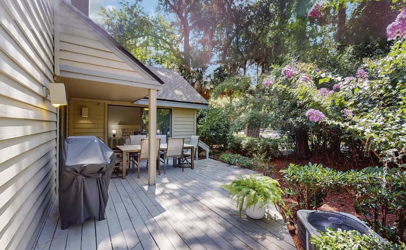 Back Patio with Golf Course View!