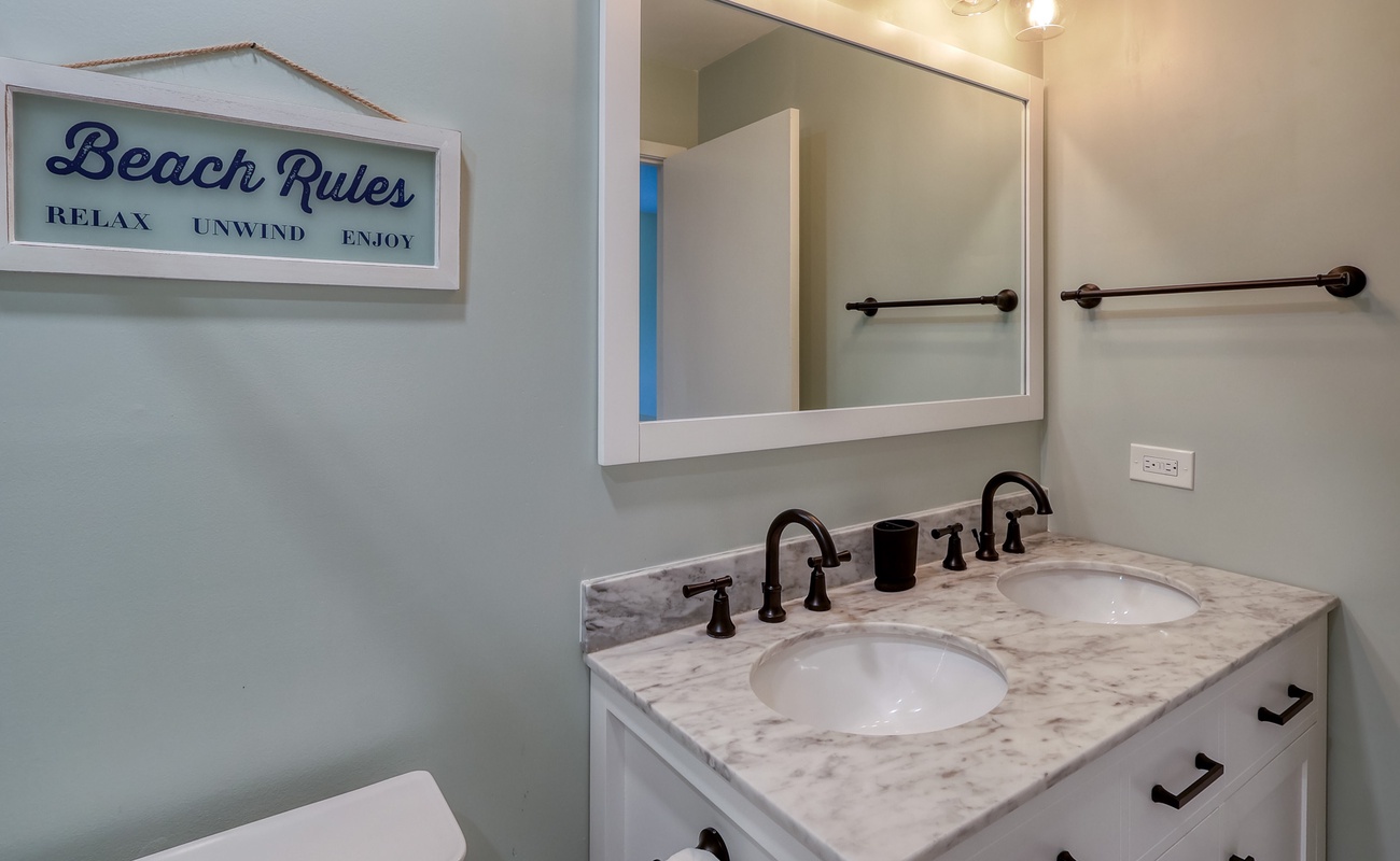 Upstairs Double Queen Suite Bathroom