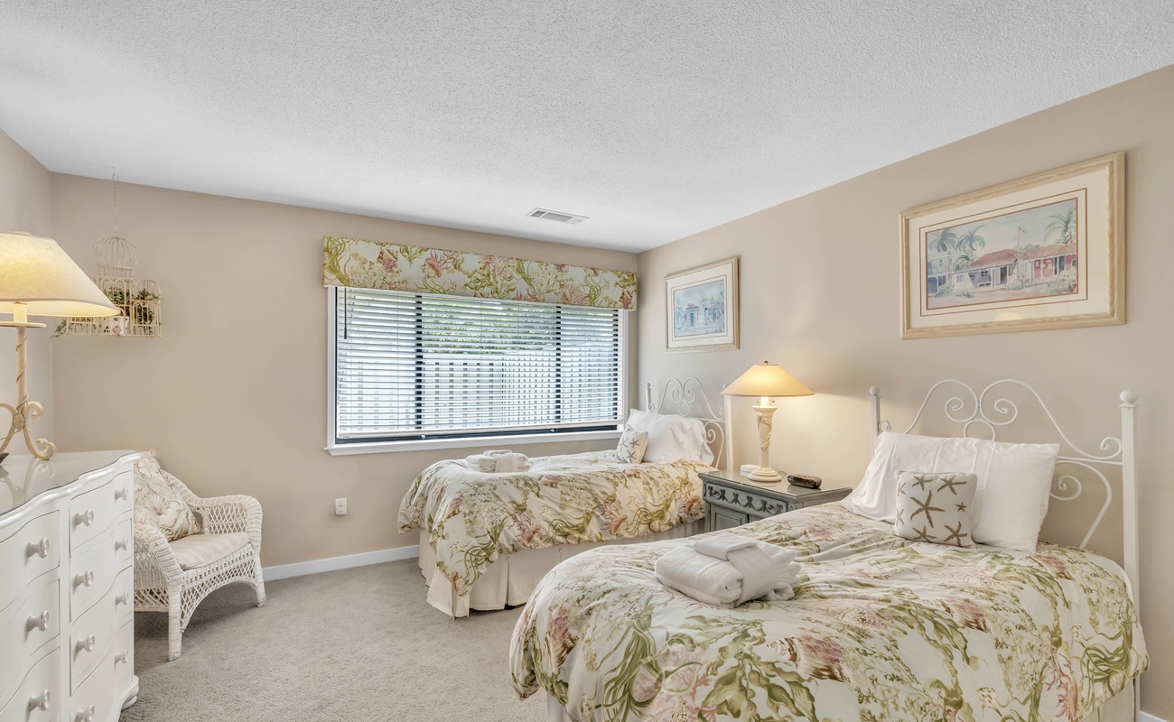 Guest Bedroom with Twin Beds