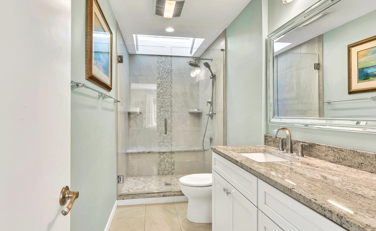 Primary En-Suite Bathoom