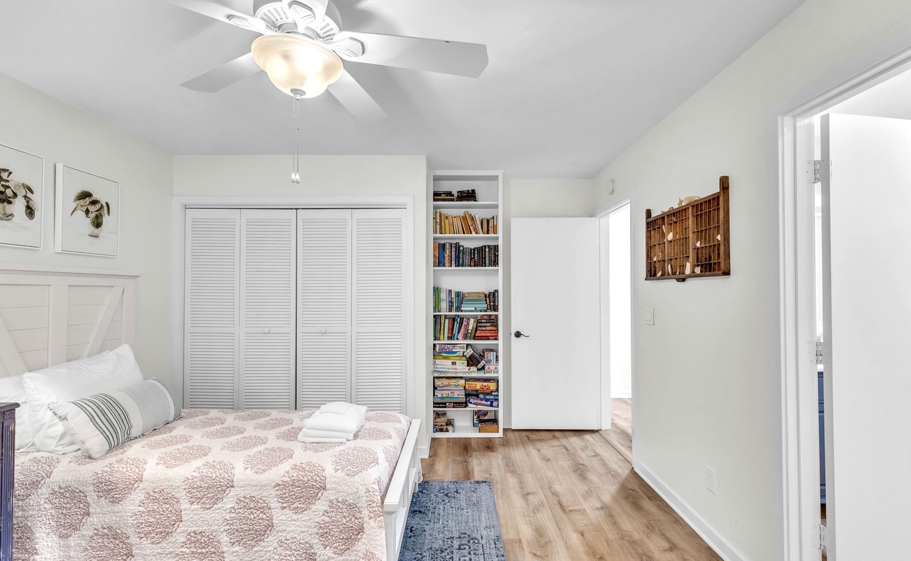 Guest Bedroom with Twin Beds and Jack And Jill Bathroom