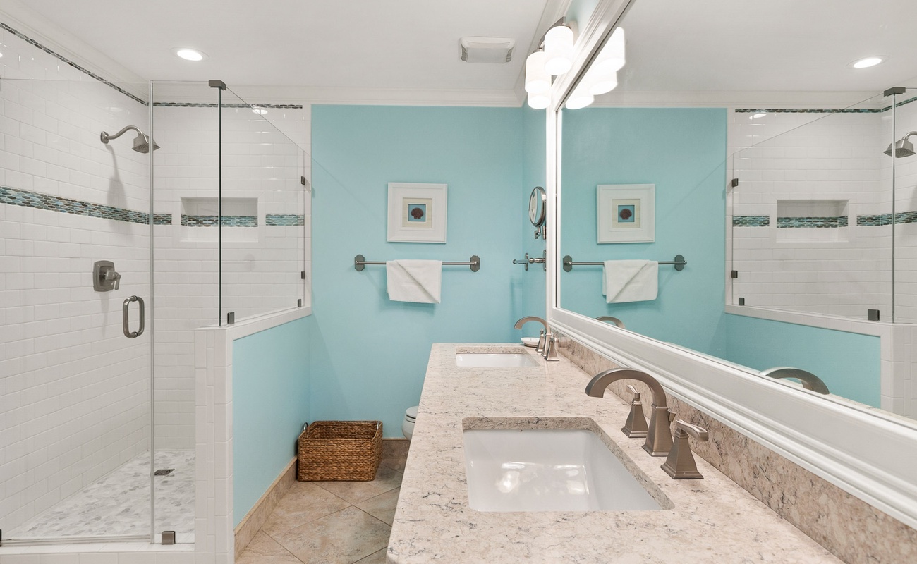 Hall Bath/Guest King Suite Bath