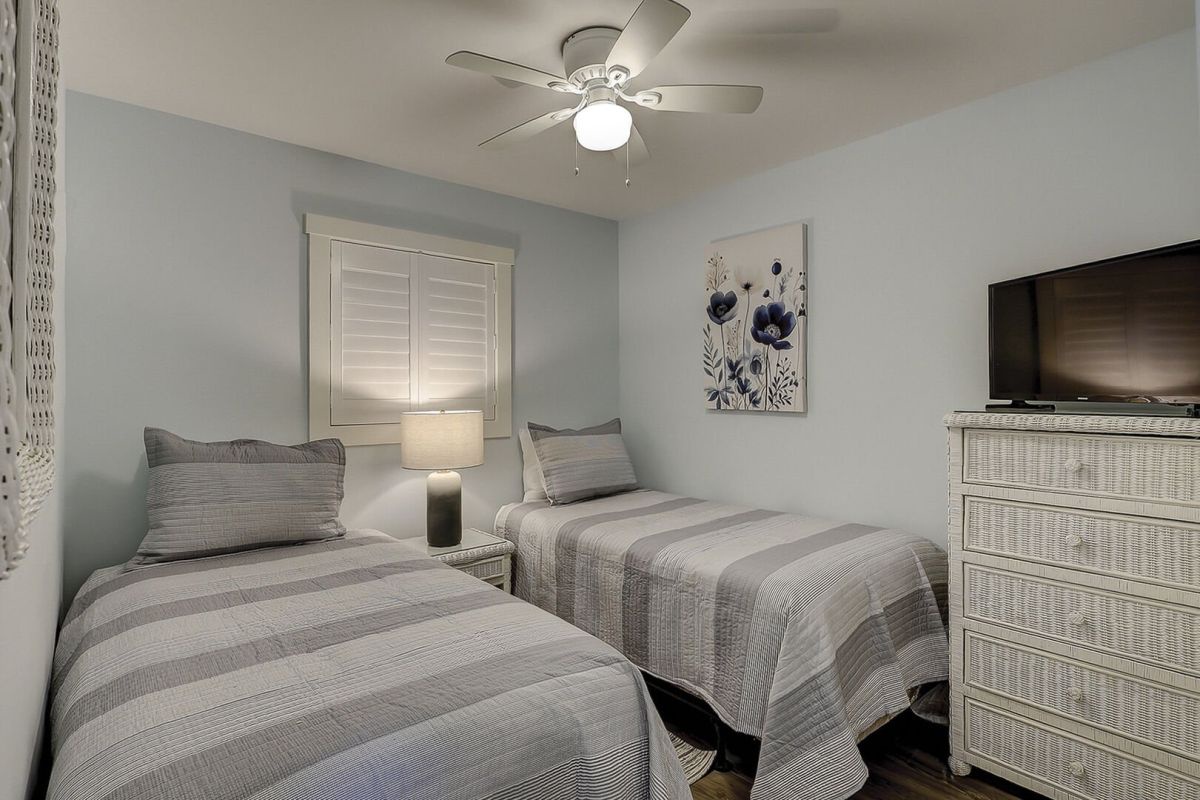 Guest Bedroom with Twin Beds