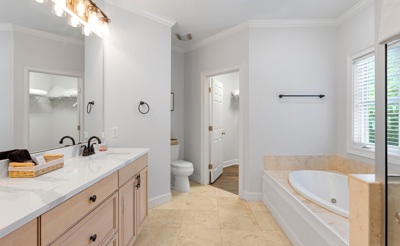 King Suite En-Suite Bathroom