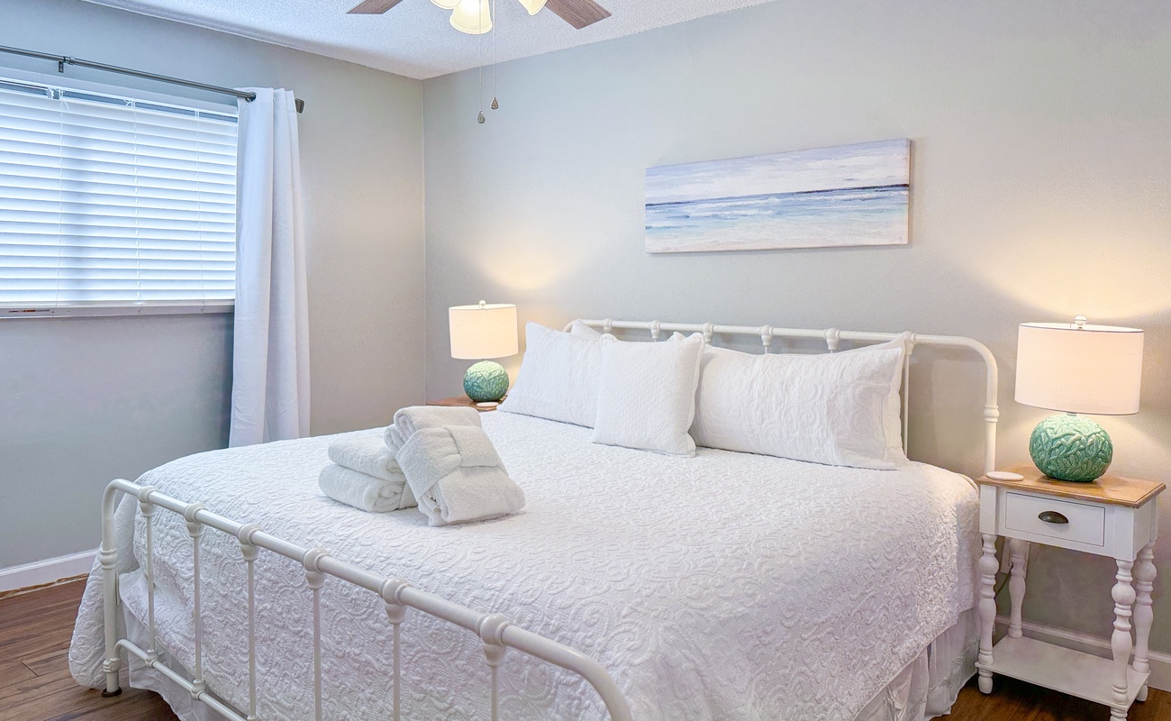 Queen Guest Suite with Shared Bath