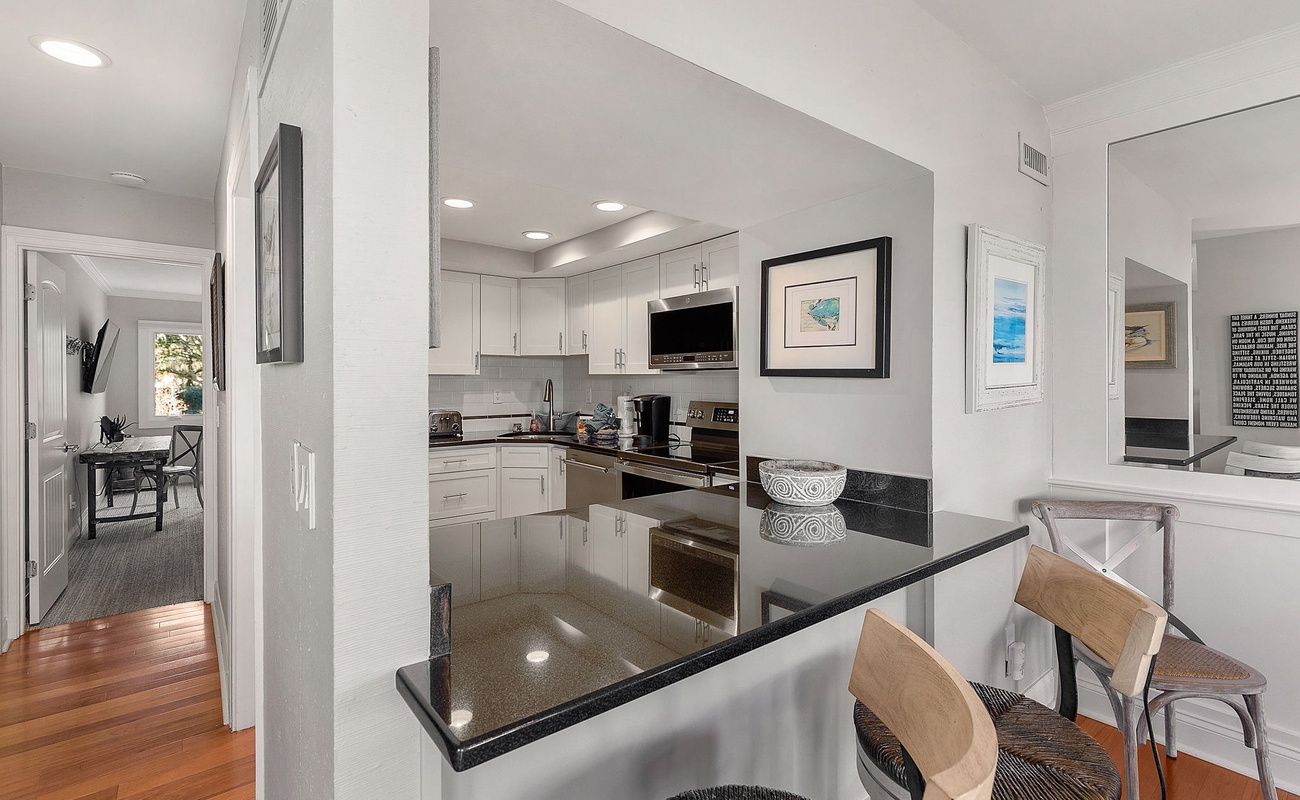 Kitchen and Breakfast Bar