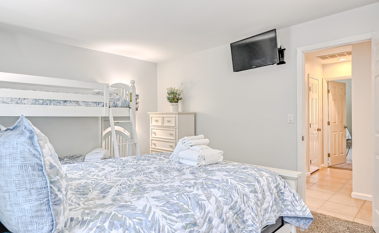 Guest Rom with Queen and Twin Bunks