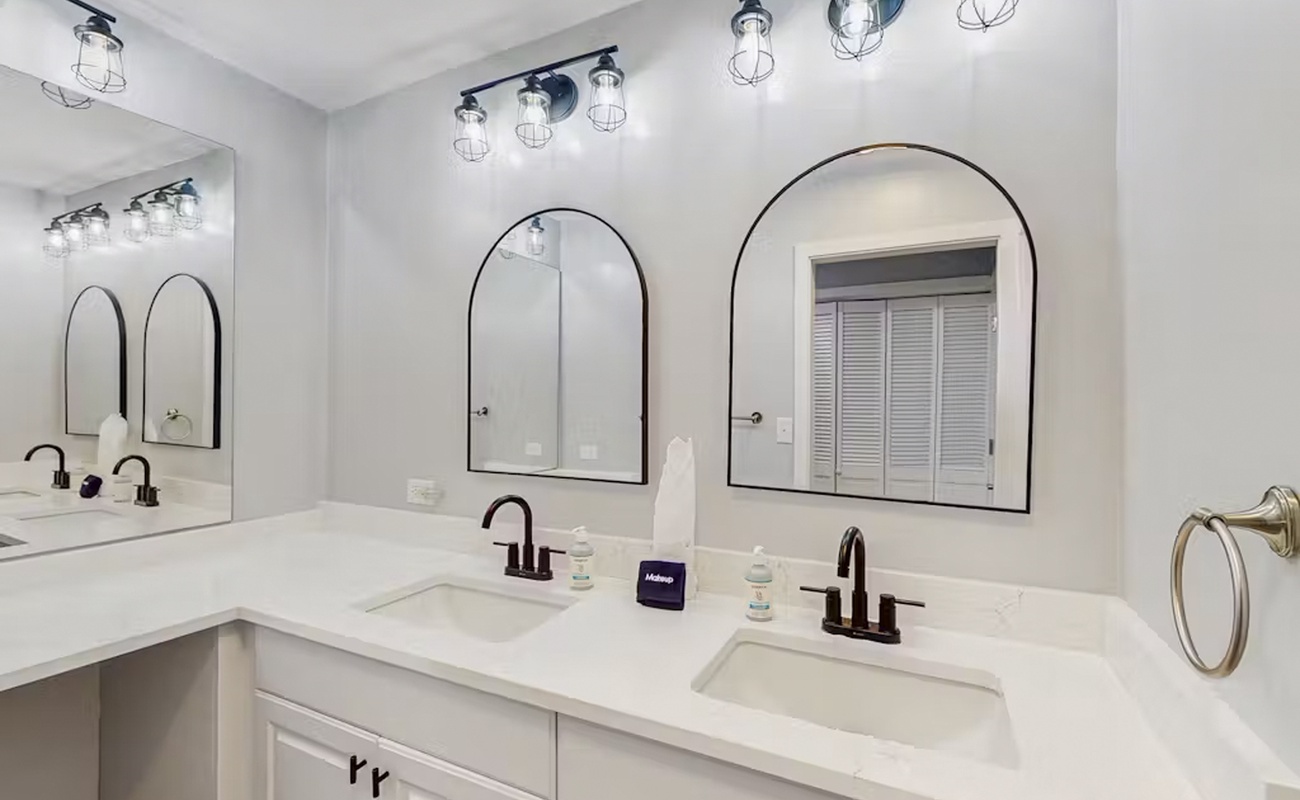 Primary En-Suite Bathroom