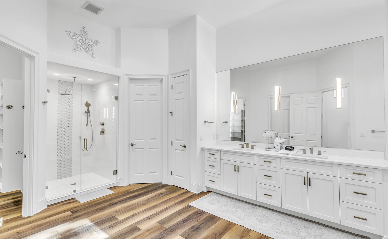 Primary En-Suite Bathroom