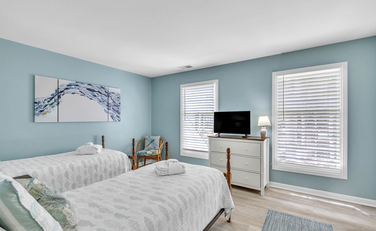 Guest Bedroom with Twin Beds