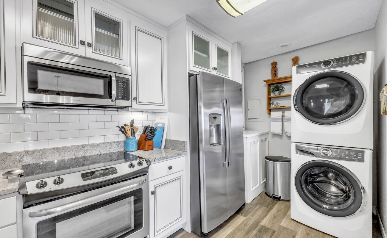 Kitchen with Washer/Dryer