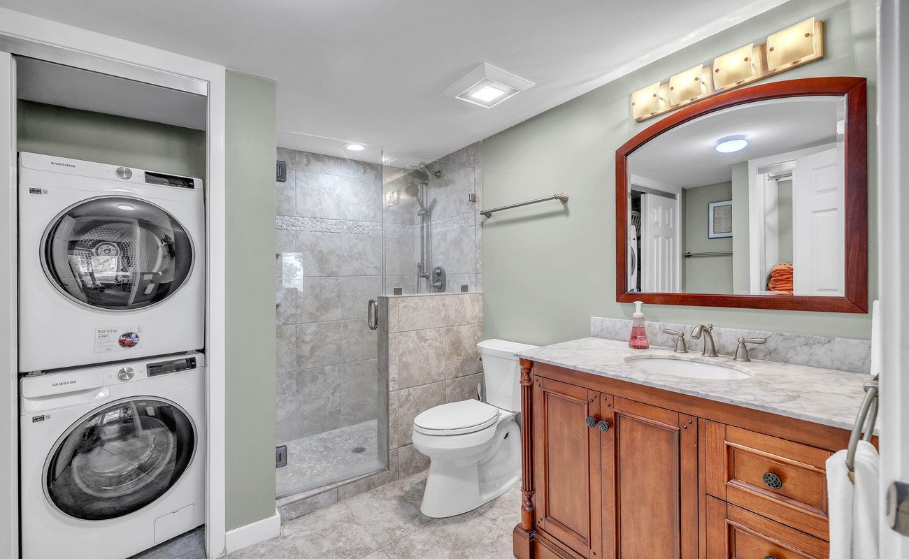 Primary En-Suite Bathroom