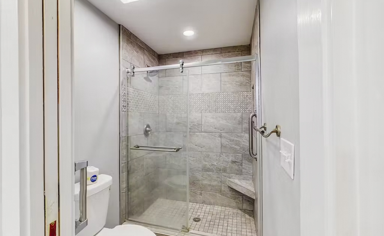 Primary En-Suite Bathroom