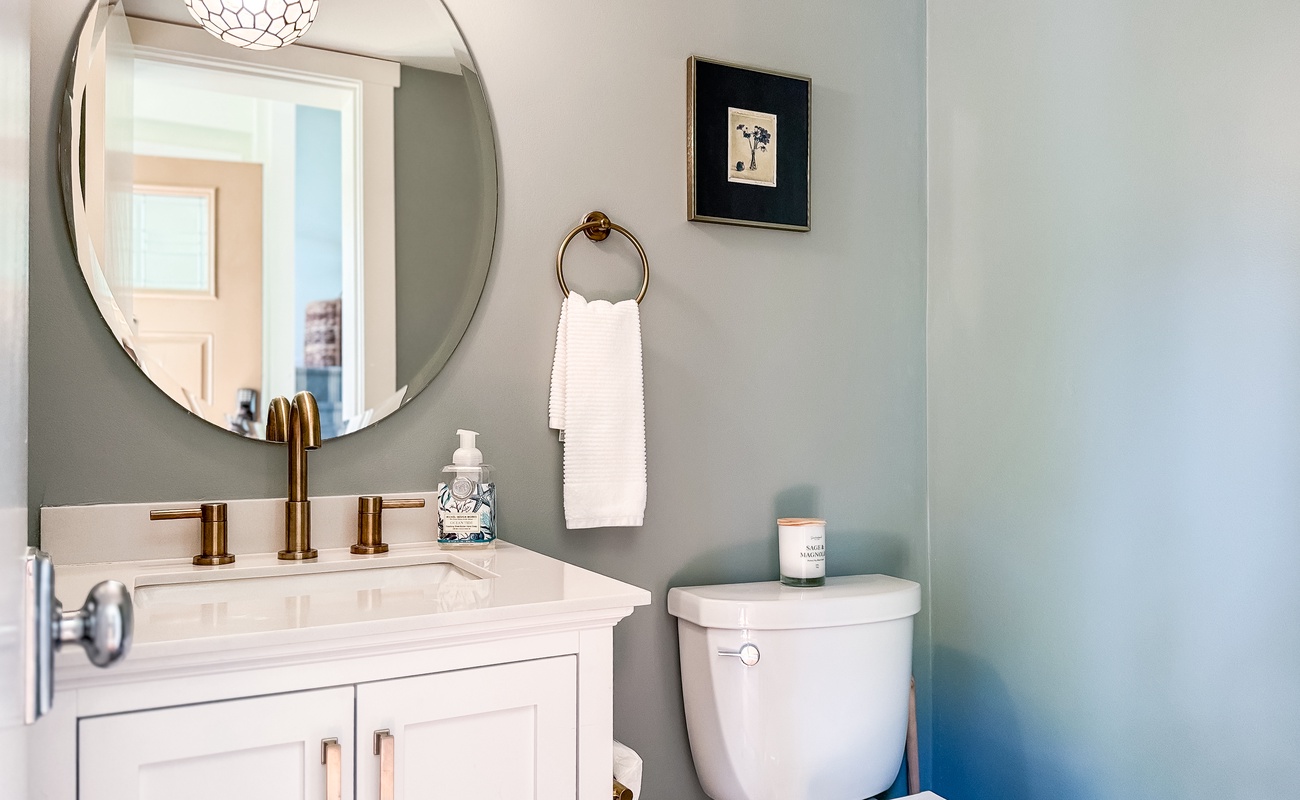 Guest Half Bath at Entrance