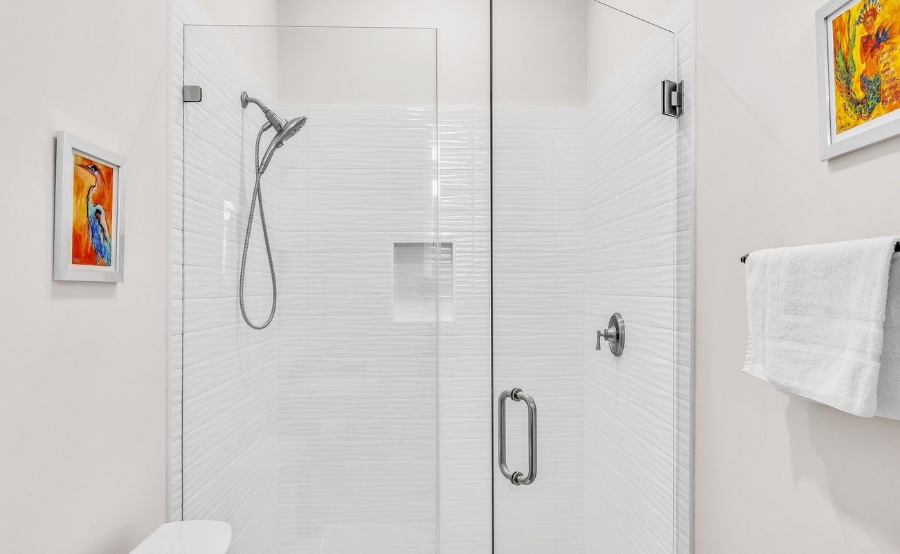 Upstairs Primary En-Suite Bathroom