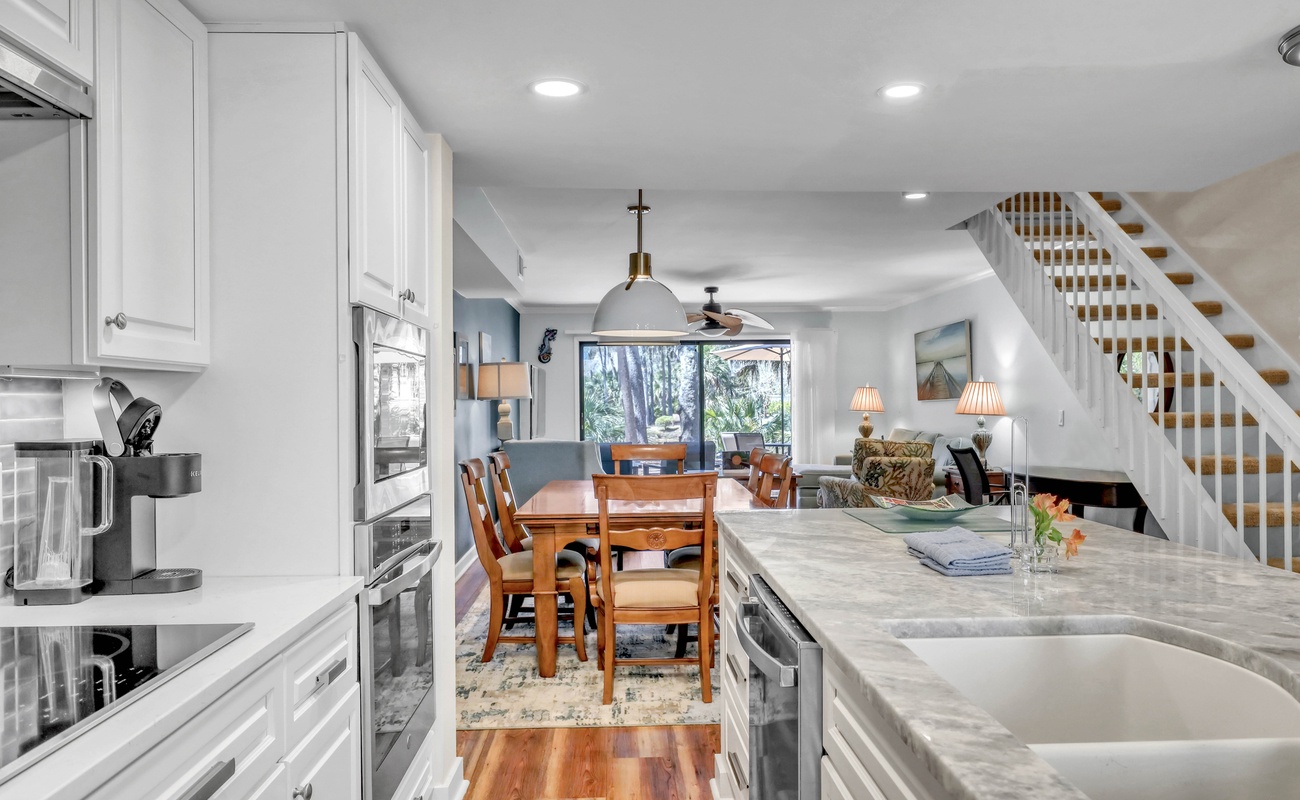 Kitchen and Breakfast Bar