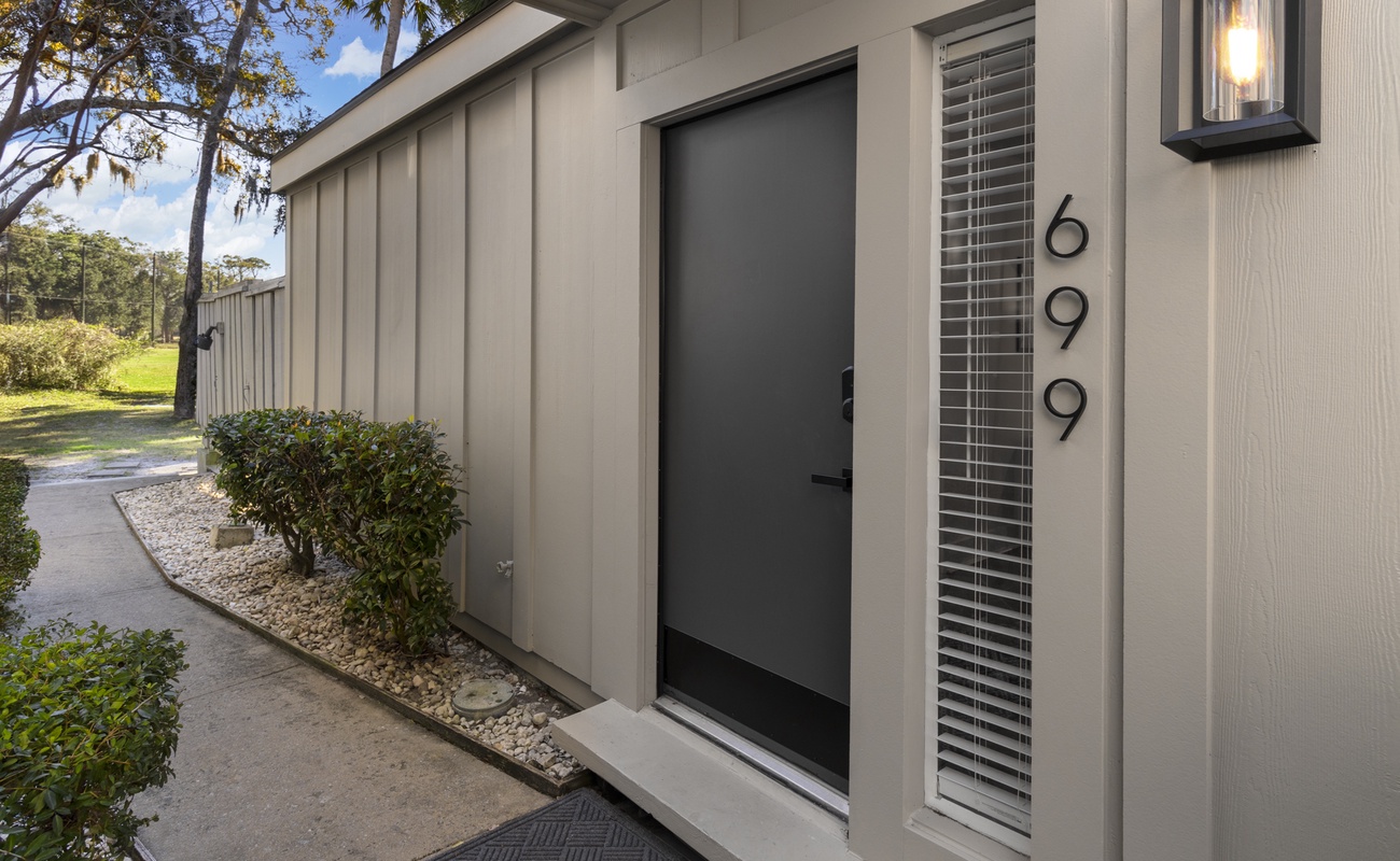 Welcome to 699 Queens Grant!