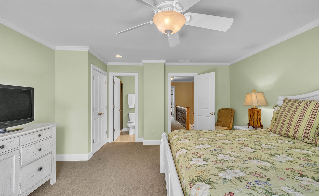 Guest Bedroom with King Bed and En-Suite Bathroom