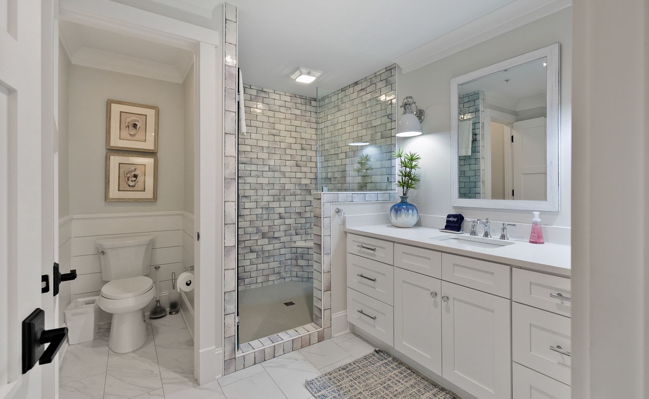 1st King Suite Bathroom