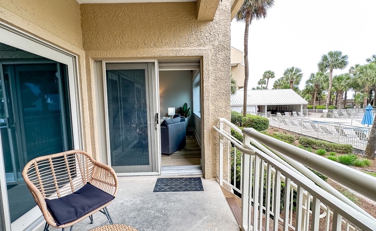 Balcony with Direct Access to the Pool