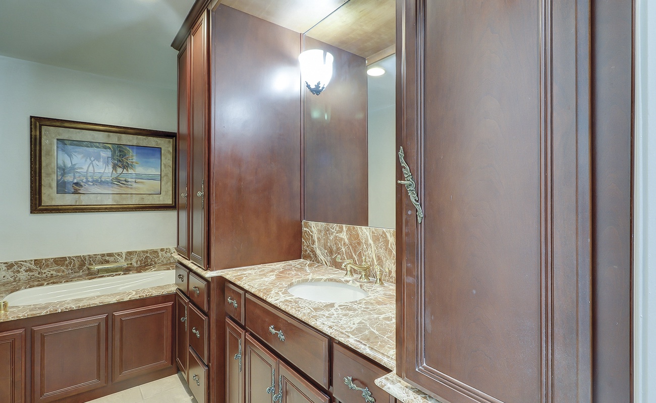 2nd Level Primary 2 w/ Walk-In Shower and Tub