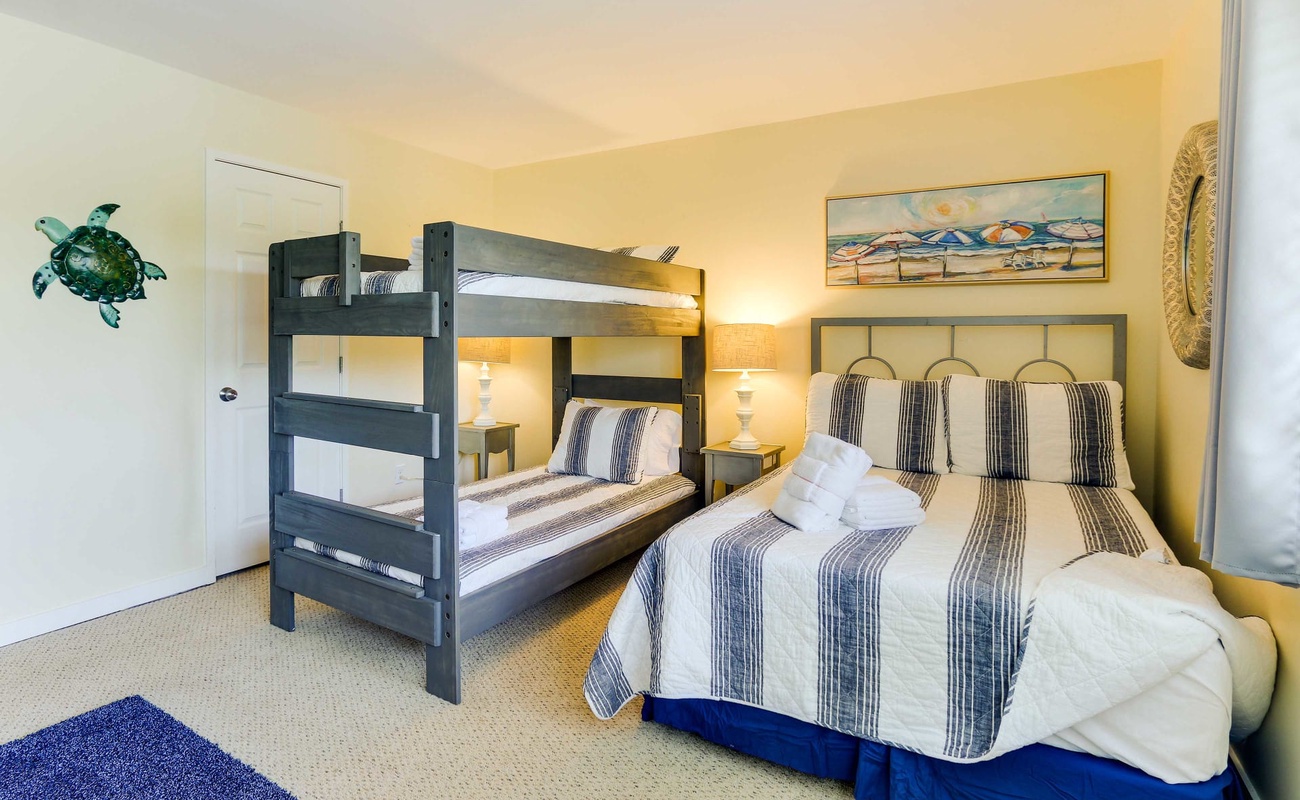 Upstairs 2nd bedroom - 1 bunk, 1 full