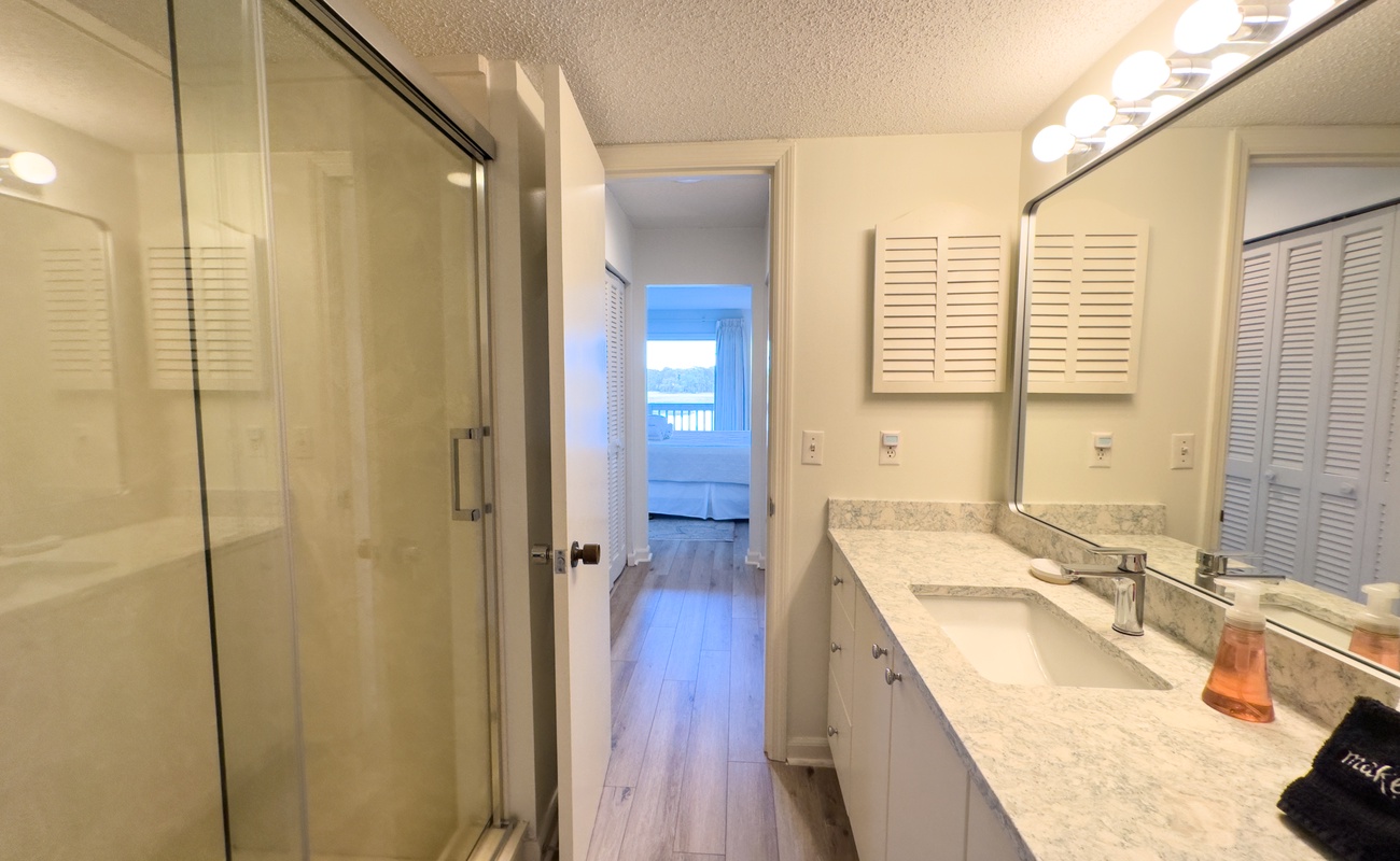 2nd Floor King Bathroom