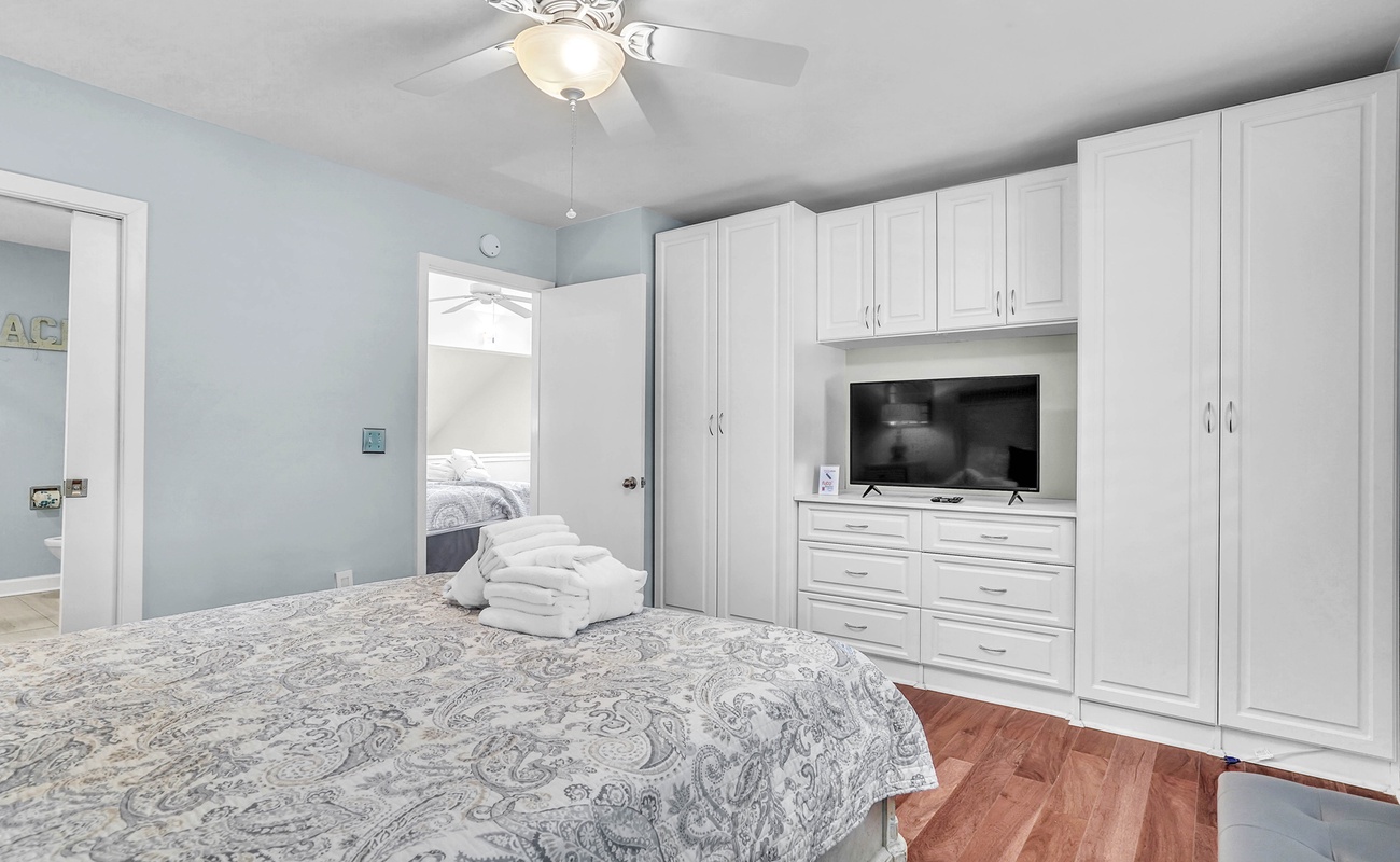 Guest Bedroom with Queen Bed and Shared Bathroom with Loft Room