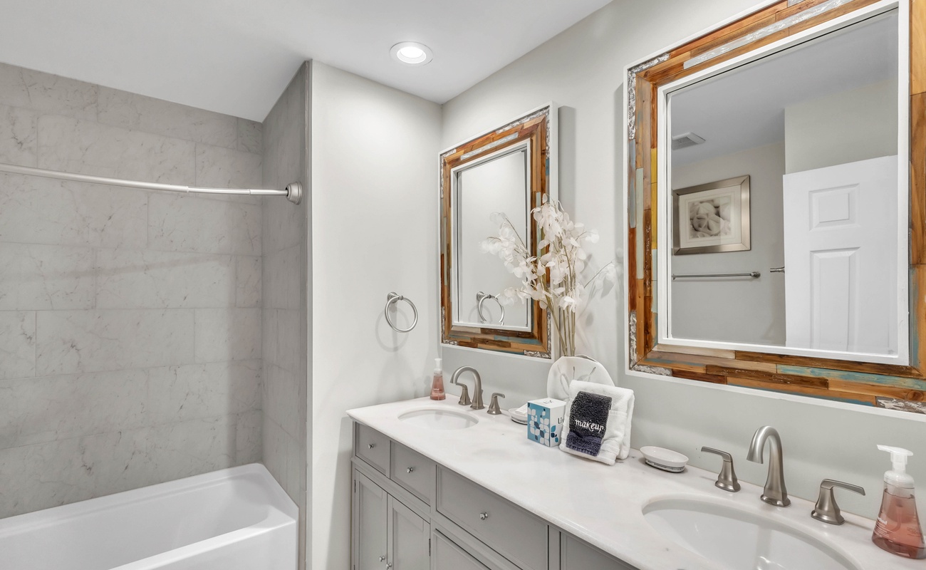 Primary Suite En-Suite Bathroom