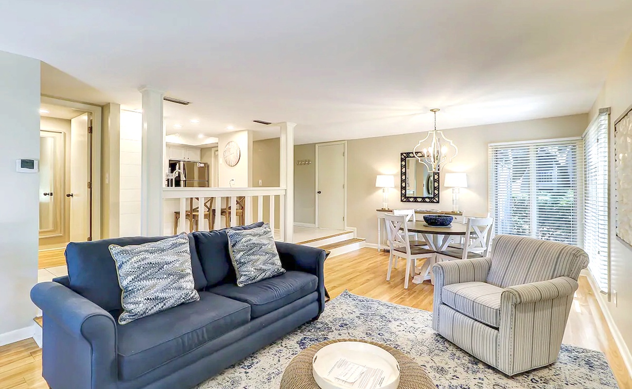 1671 St. Andrew's Common Photo