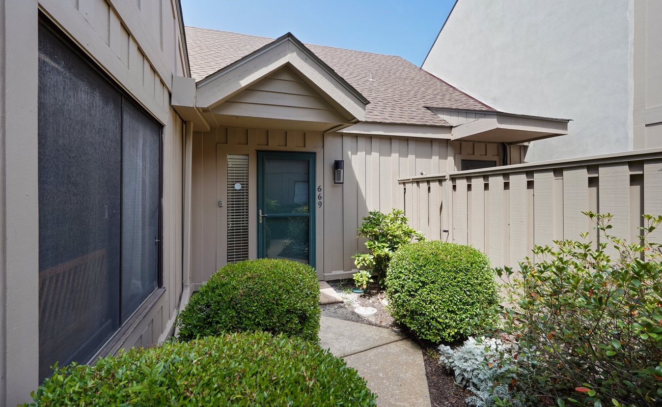 Welcome to 669 Queen's Grant!