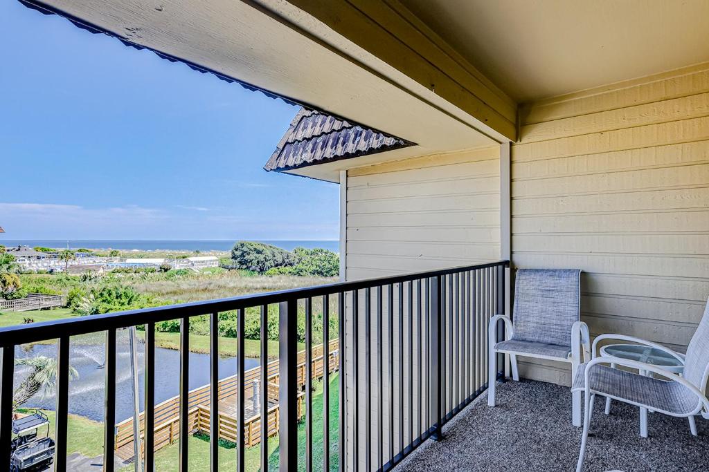 Balcony Views of Pool and Ocean