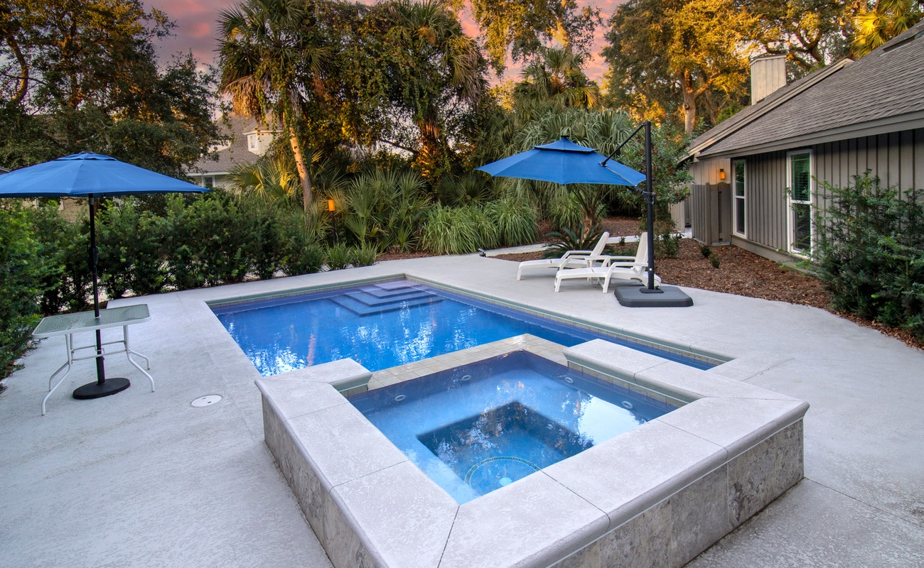 Private Pool & Hot Tub in Front