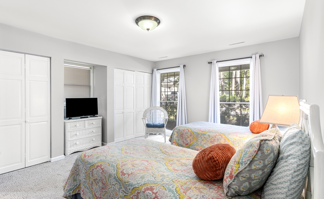Guest Bedroom with Twin Beds