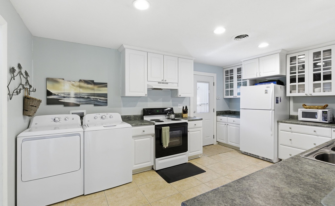 Your fully equipped kitchen and laundry combo offers everything you need, from cooking delicious meals to keeping clothes fresh during your stay.