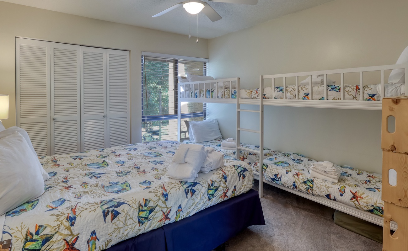 Guest Room with Queen and Four Single Twin Bunks