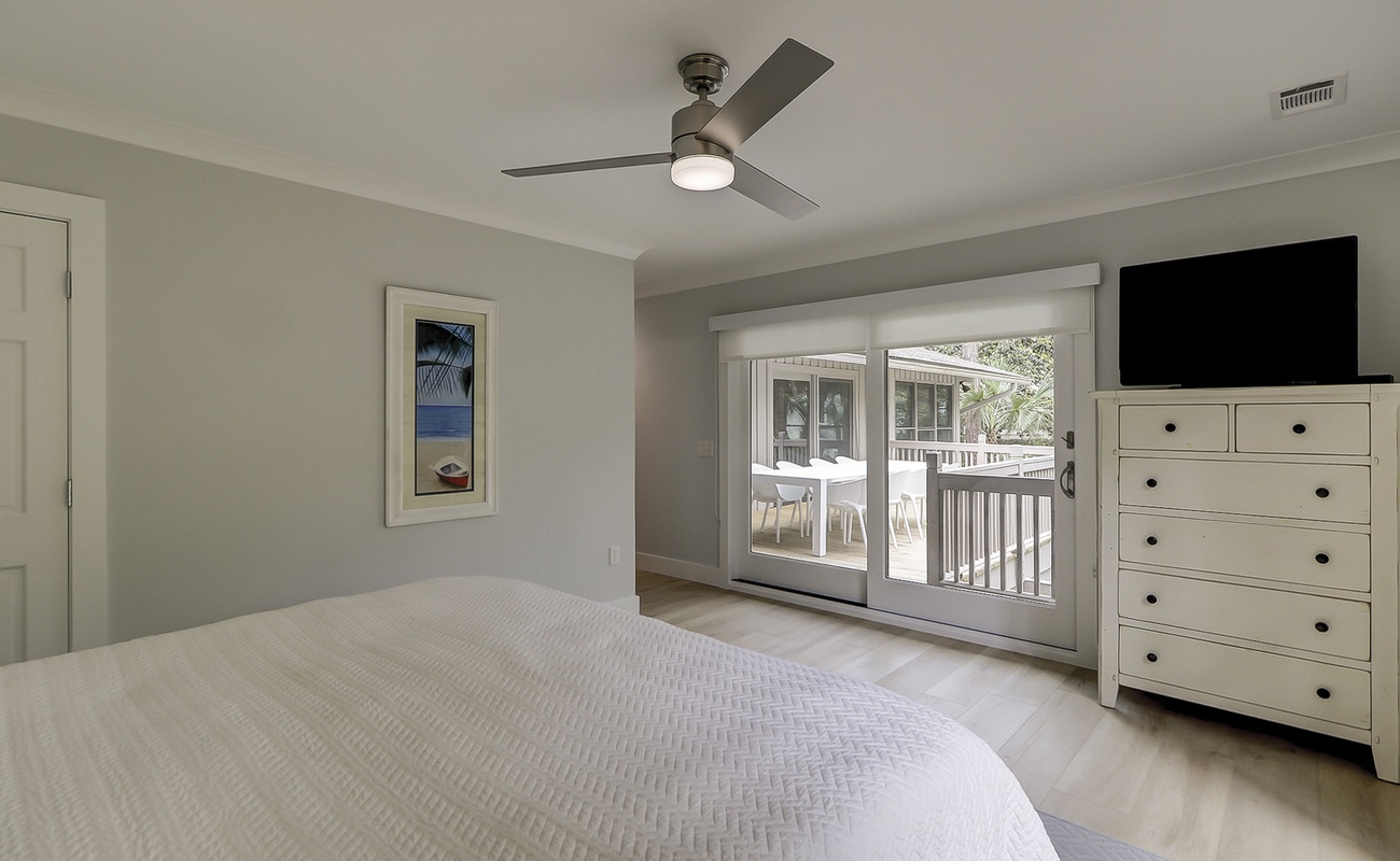 2nd Level Primary 2 w/ Walk-In Shower and Tub