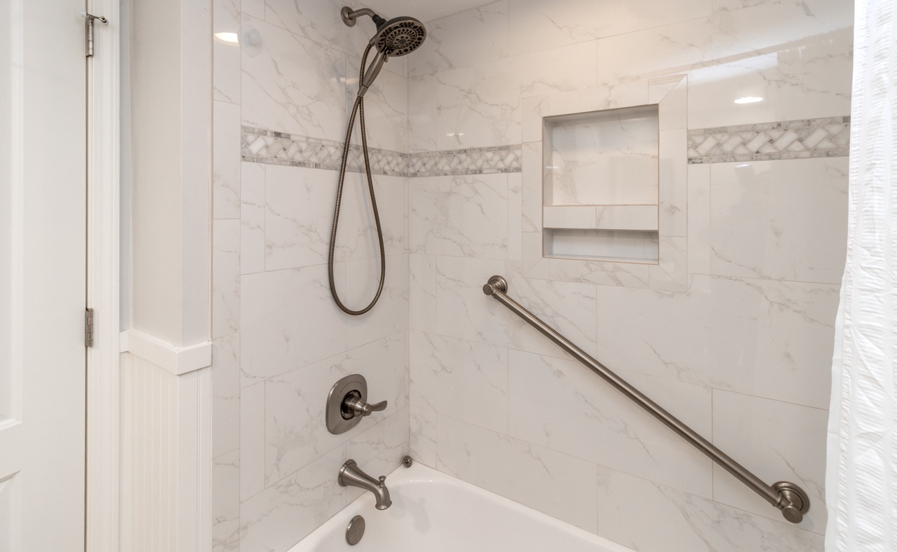 Upstairs Full Bathroom