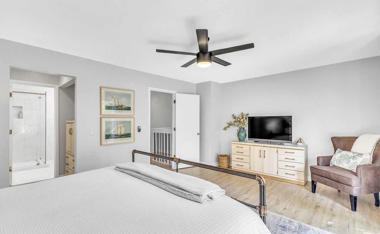Primary Bedroom with King Bed and En-Suite Bathroom