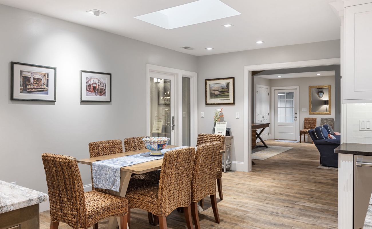 Additional Dining Space in Kitchen for 6